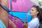 Jacqueline Fernandes paint the Aladin Wall in Opp Phoenix Mills on 29th Oct 2009 (5).JPG